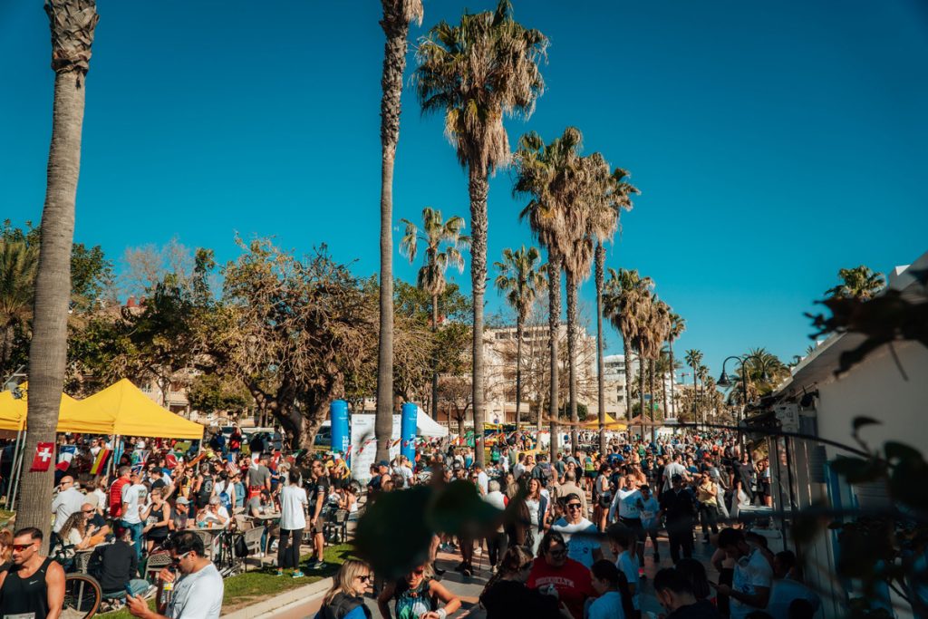 Ambiente y gran afluencia de público en La Carihuela durante la celebración de The Great Run en Torremolinos