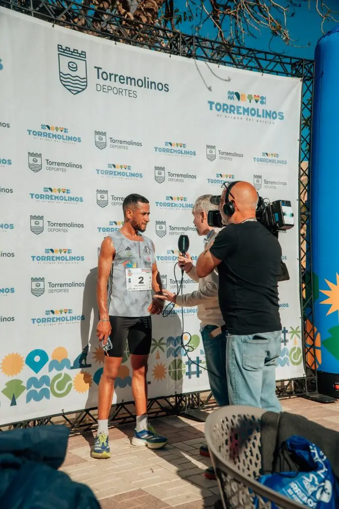 Mustapha Sabili, ganador del 10K de The Great Run La Carihuela, durante la entrevista tras la carrera en Torremolinos