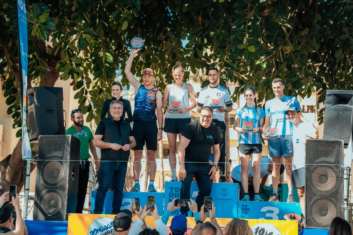 Podio con los ganadores y ganadoras de The Great Run La Carihuela en Torremolinos durante la entrega de premios