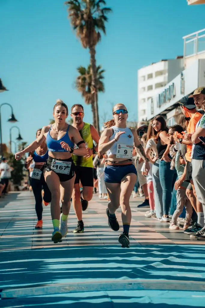 Corredoras llegando a meta en The Great Run La Carihuela en Torremolinos entre los aplausos del público
