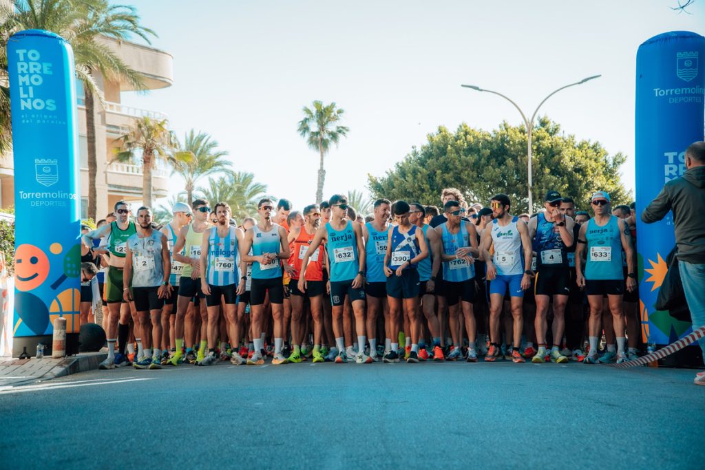Salida del 10K de The Great Run La Carihuela con los corredores preparados para comenzar la carrera en Torremolinos
