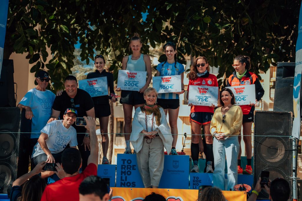 Podio con el top 5 femenino del 10K de The Great Run La Carihuela en Torremolinos durante la entrega de premios