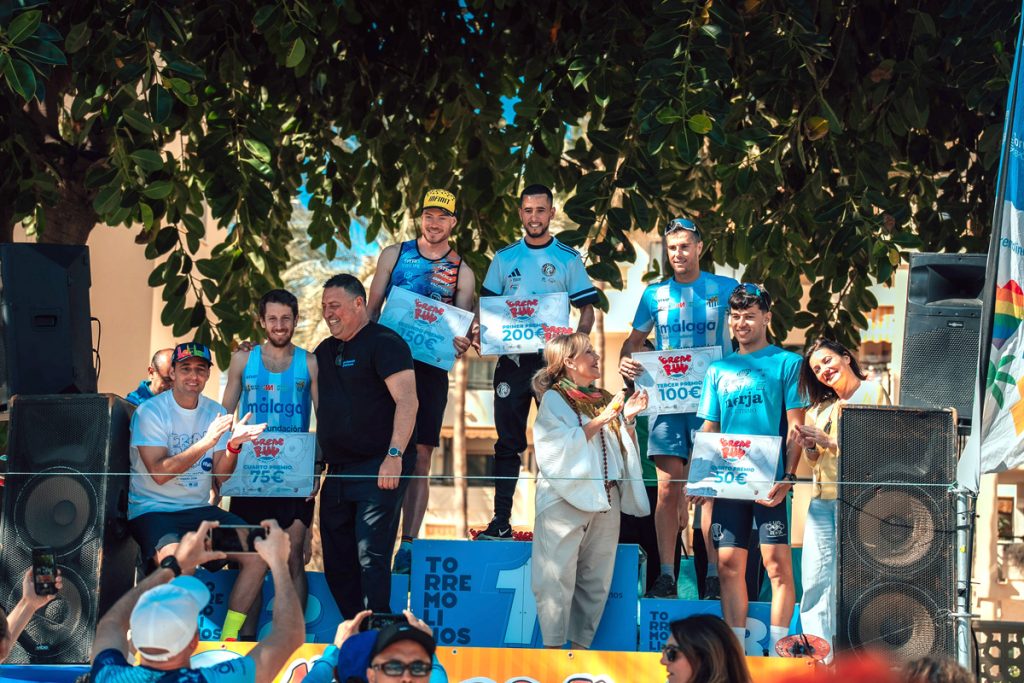 Podio con los cinco primeros clasificados del 10K masculino de The Great Run La Carihuela en Torremolinos durante la entrega de premios