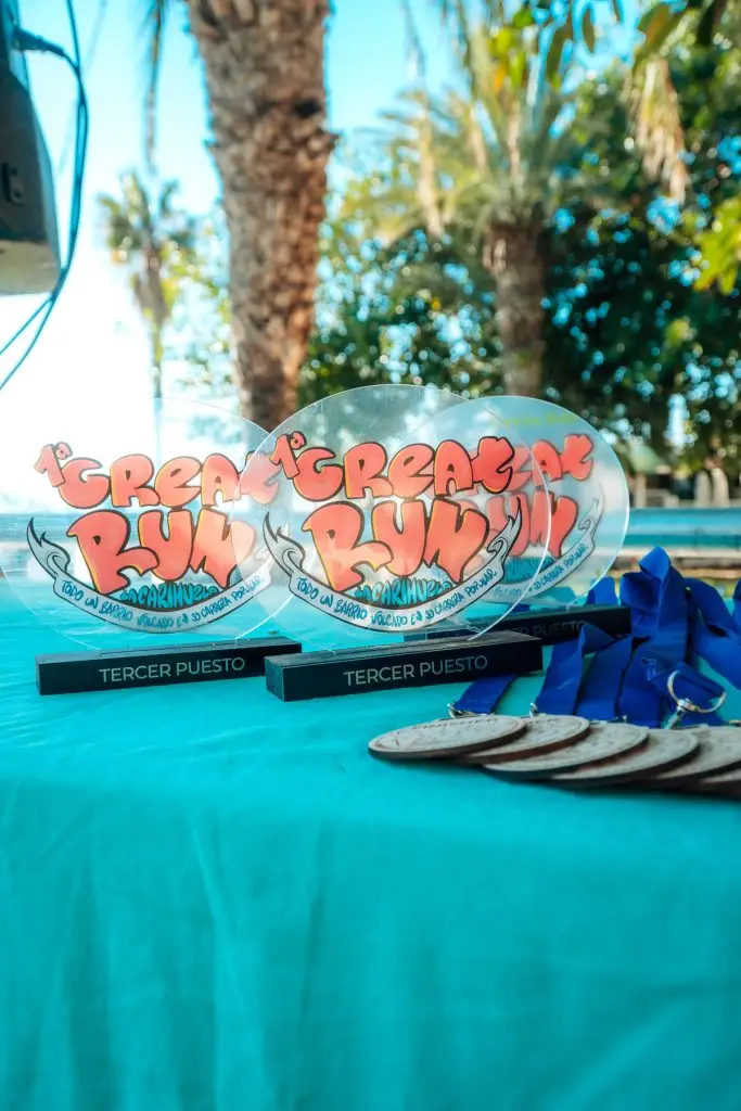 Trofeos de The Great Run La Carihuela preparados para la entrega de premios en Torremolinos