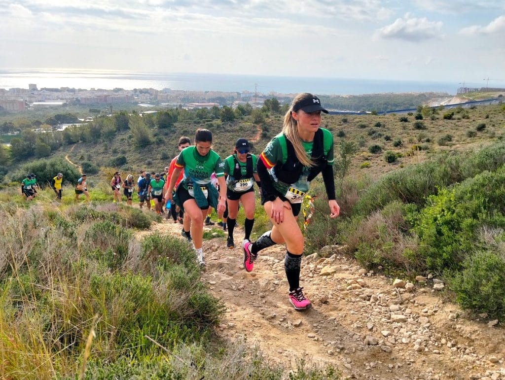 Corredores ascendiendo por un sendero de la Sierra de Torremolinos durante el III CxM Trail Cañada del Lobo 2026