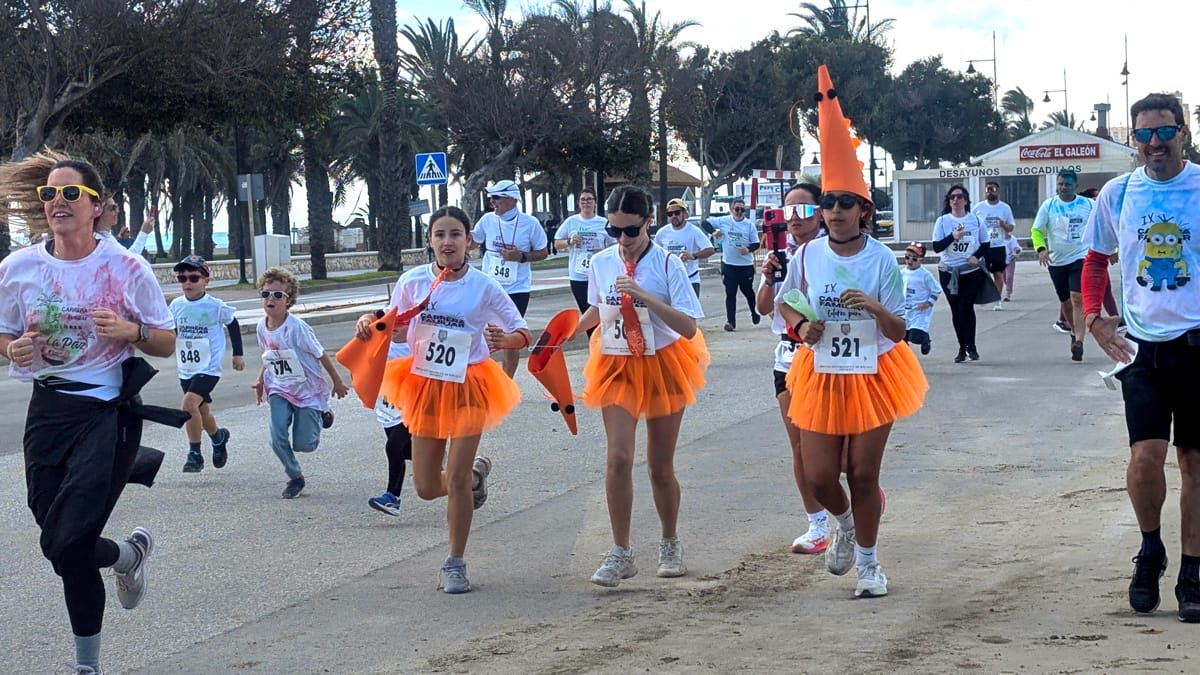 Participantes disfrazados durante la IX Carrera Familiar Colores para la Paz en el Paseo Marítimo de Los Álamos en Torremolinos