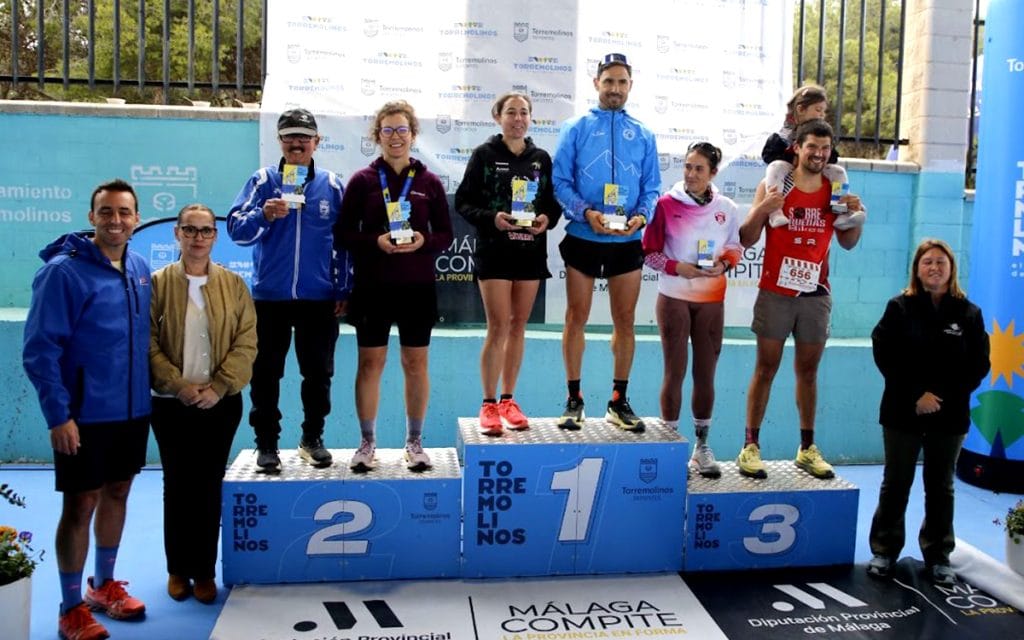 Podio del 21K del III CxM Trail Cañada del Lobo 2026 en Torremolinos con Víctor Manuel Andreu Alvarado y Elisabet Peláez como ganadores