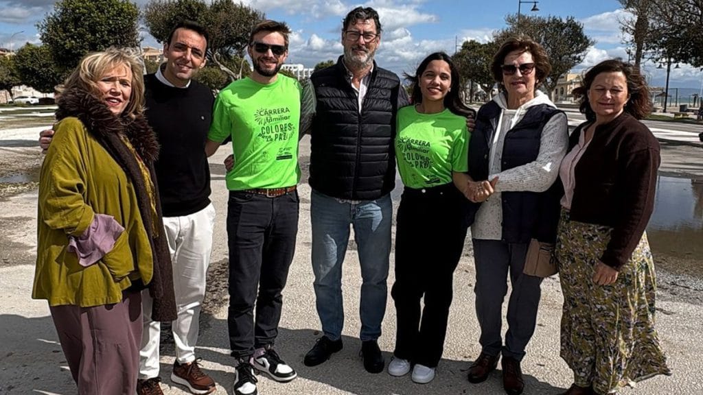 Presentación de la IX Carrera Familiar Colores para la Paz en Torremolinos con el concejal de Deportes Ramón Alcaide, la concejala Paloma Beramendi y representantes de la organización.