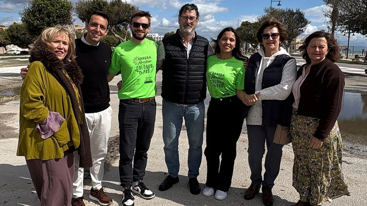 Presentación de la IX Carrera Familiar Colores para la Paz en Torremolinos con el concejal de Deportes Ramón Alcaide, la concejala Paloma Beramendi y representantes de la organización.