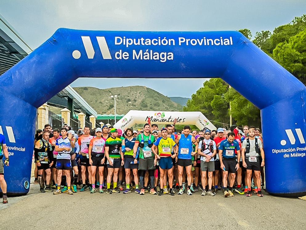 Salida de la carrera de 21K del III CxM Trail Cañada del Lobo 2026 en Torremolinos con los corredores bajo el arco de Diputación de Málaga