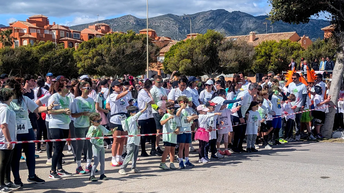 Salida de la IX Carrera Familiar Colores para la Paz con cientos de familias en el Paseo Marítimo de Los Álamos en Torremolinos